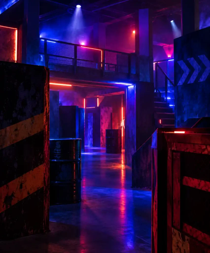 Labyrinthe de laser game avec éclairages néon