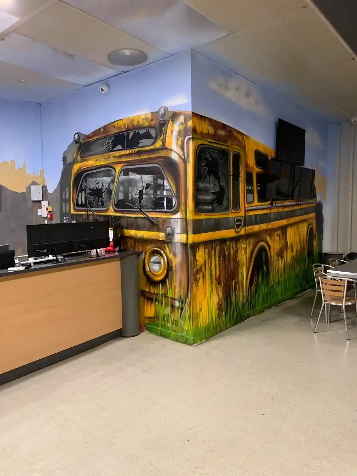 Ancien espace d'accueil de Laser Game Bourgoin avec décor de bus