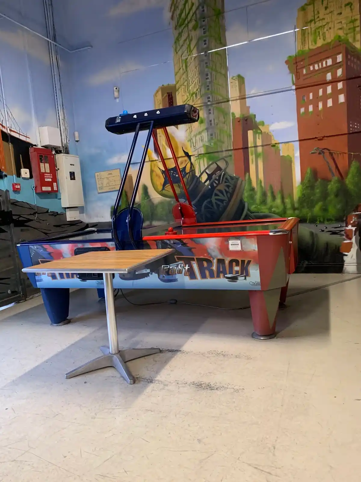 Tables d'air hockey dans l'ancien centre Laser Game Bourgoin