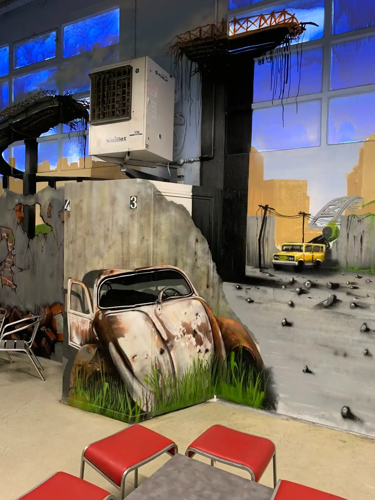 Décor de voiture dans l'ancien centre Laser Game Bourgoin