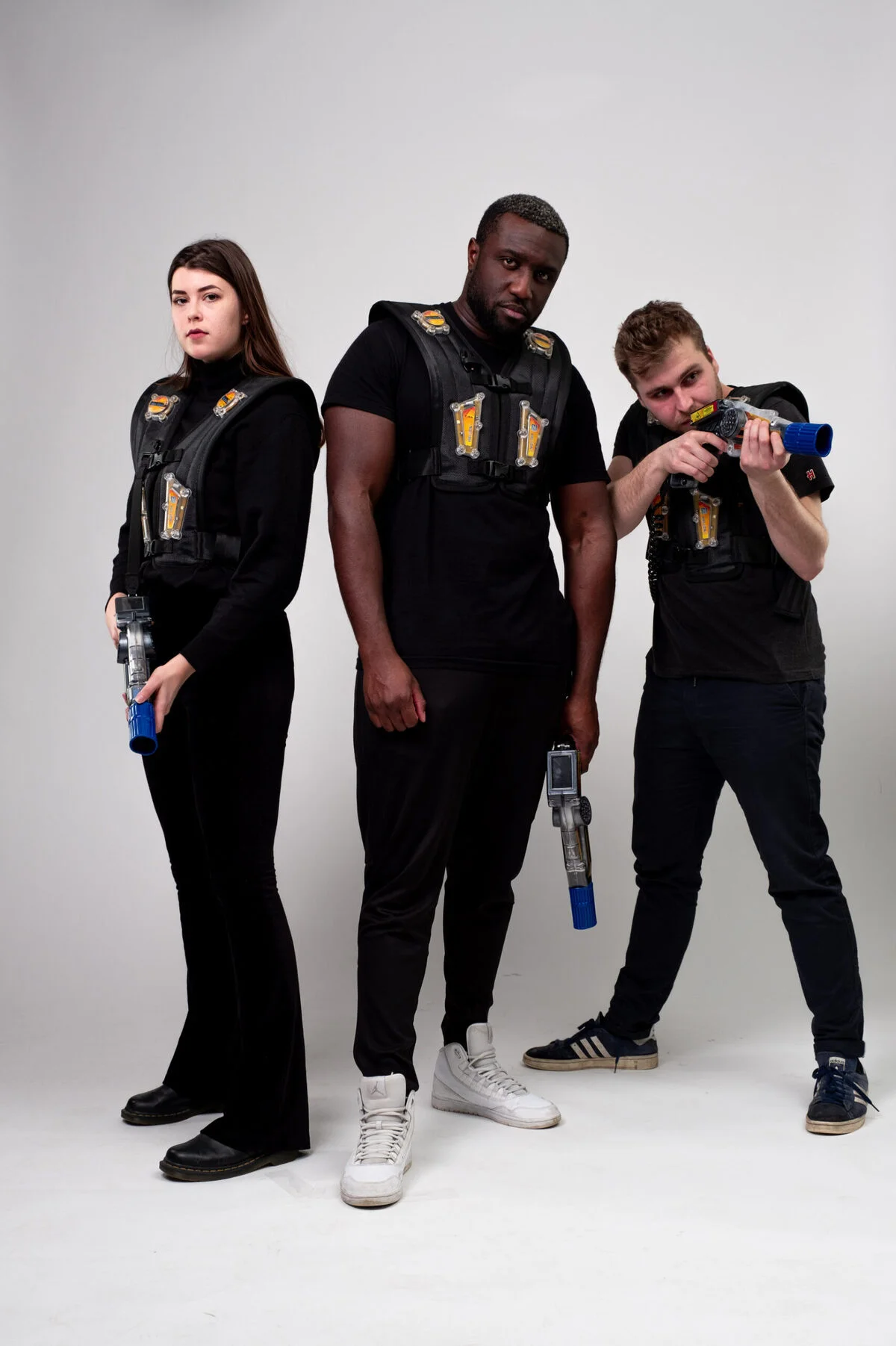 Équipe équipée de gilets et pistolets laser à Laser Game Bourgoin