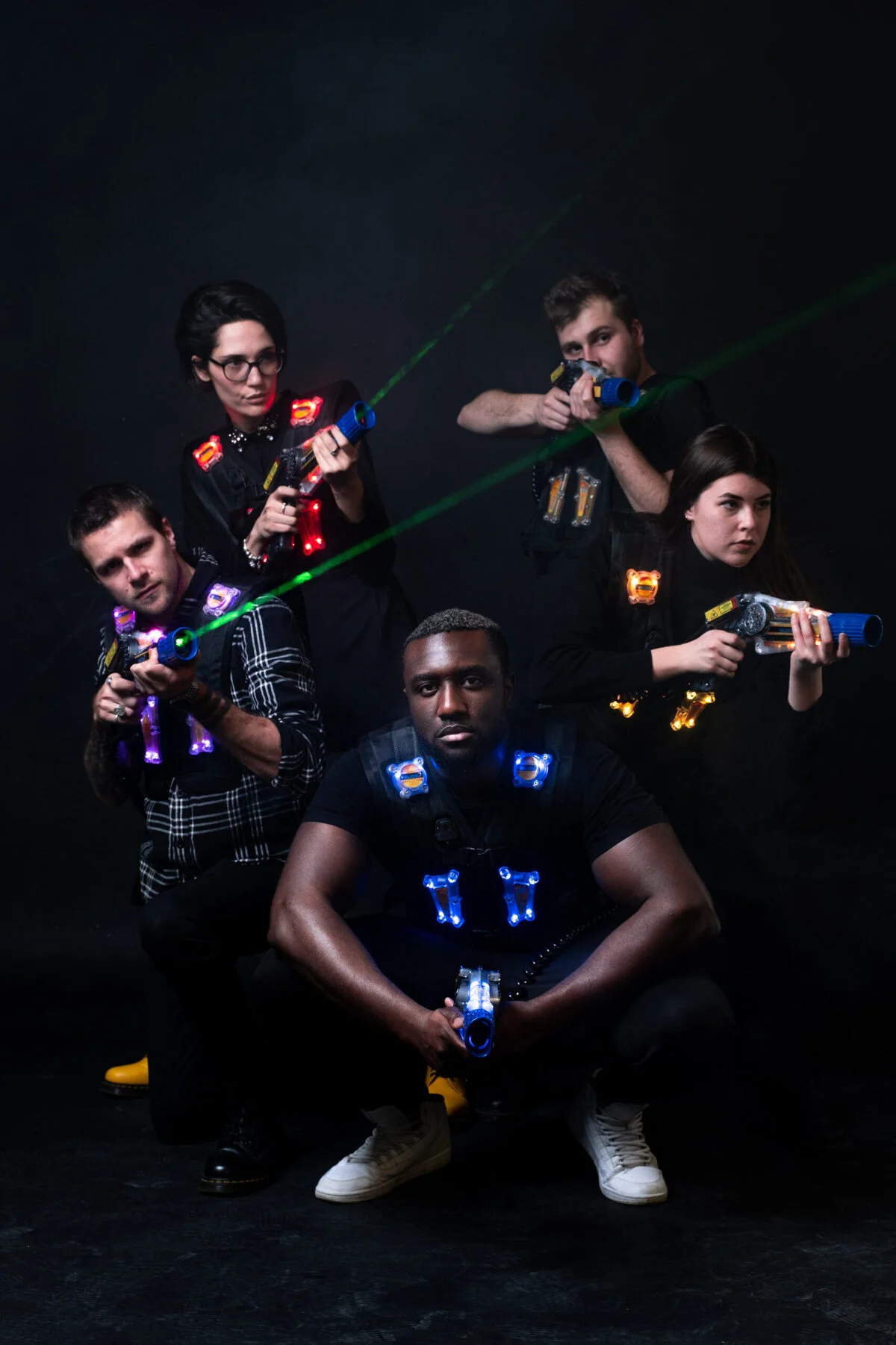 Équipe de joueurs avec équipements lumineux à Laser Game Bourgoin