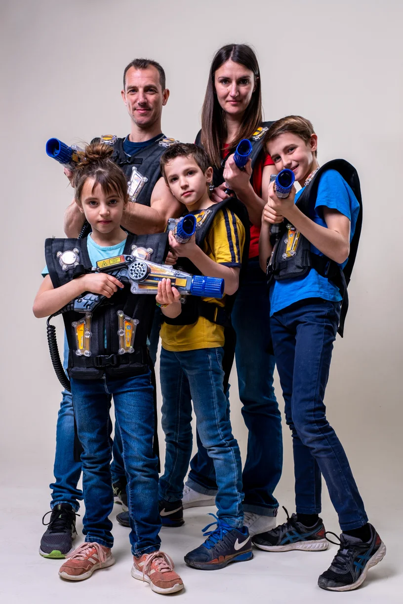 Joueurs équipés de gilets et pistolets laser à Laser Game Bourgoin