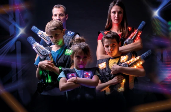 Joueurs de l'ancien centre Laser Game Bourgoin équipés pour une partie