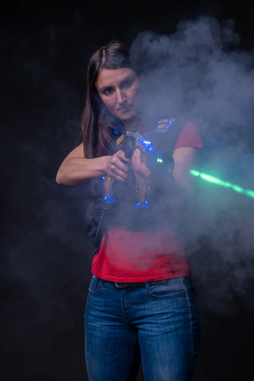 Joueuse en action avec un pistolet laser à Laser Game Bourgoin