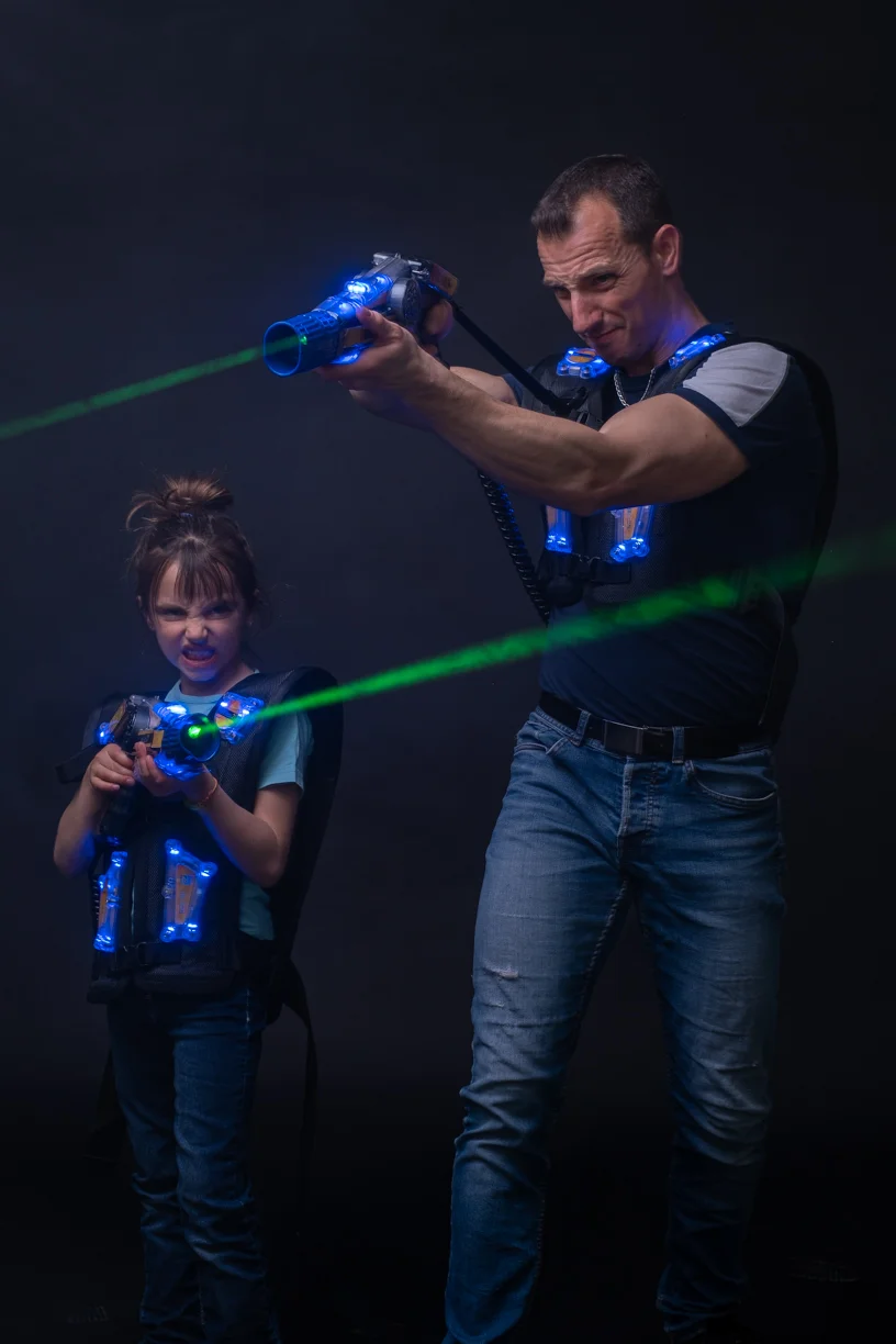 Adulte et enfant jouant au laser game à Laser Game Bourgoin