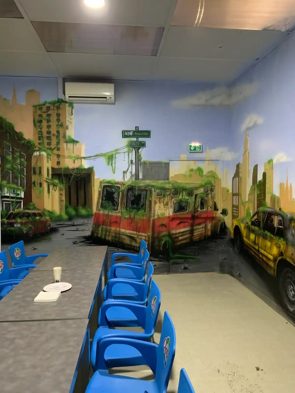 Salle anniversaire de l'ancien Laser Game Bourgoin avec décor urbain