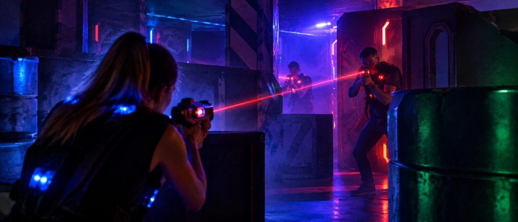 Illustration de joueurs pendant une partie de laser game